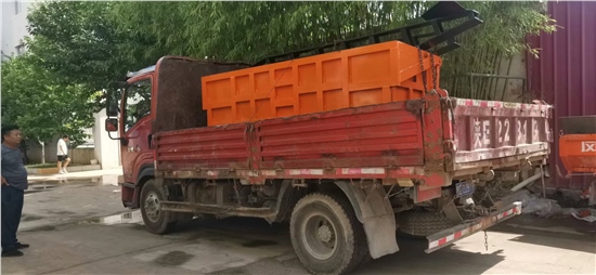 洛寧側卸式礦車發貨